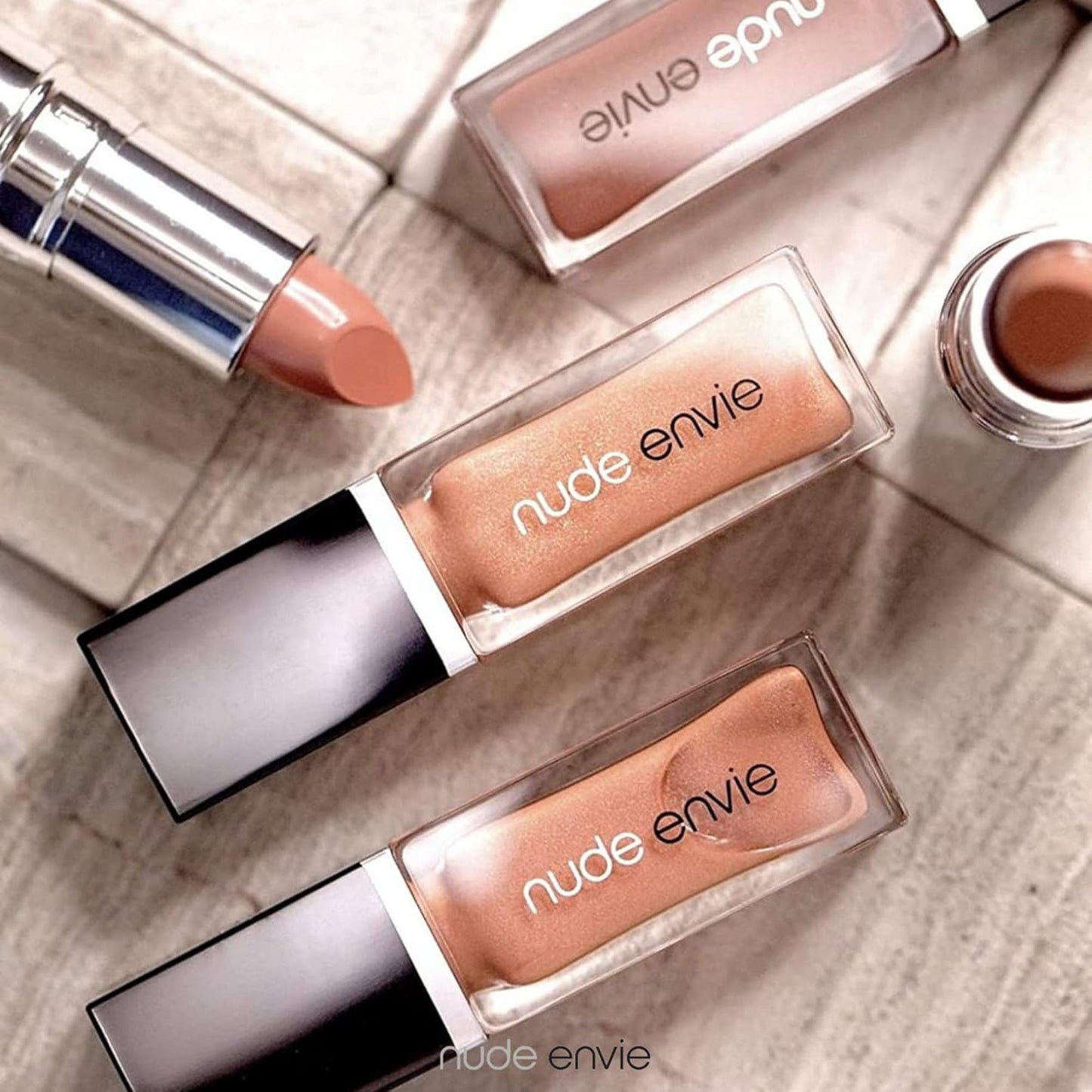 nude envie - Lip Gloss - High-Shine Finish - Moisturizing & Easy Application - Luxury Hydration - Non-Sticky Formula - With Vitamin E & Jojoba Oil - Vegan, Paraben-Free & Cruelty-Free - Fearless